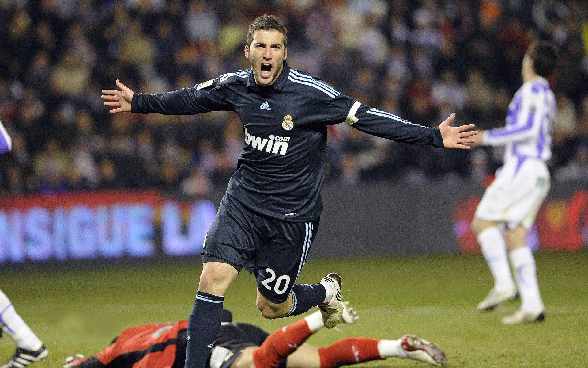 孔帕尼德甲夺冠帅位稳固，领导球员齐赞其执教魅力