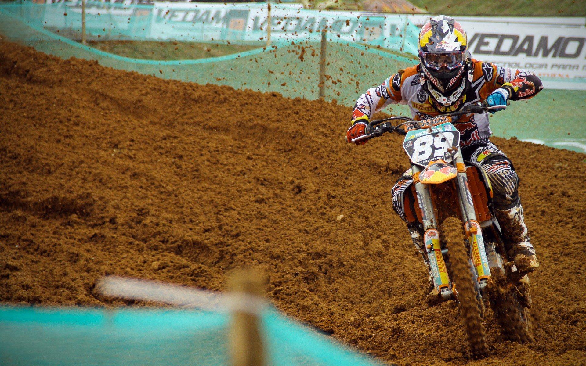 中国男足结束短暂休整，今日集结复训全力冲刺12强赛